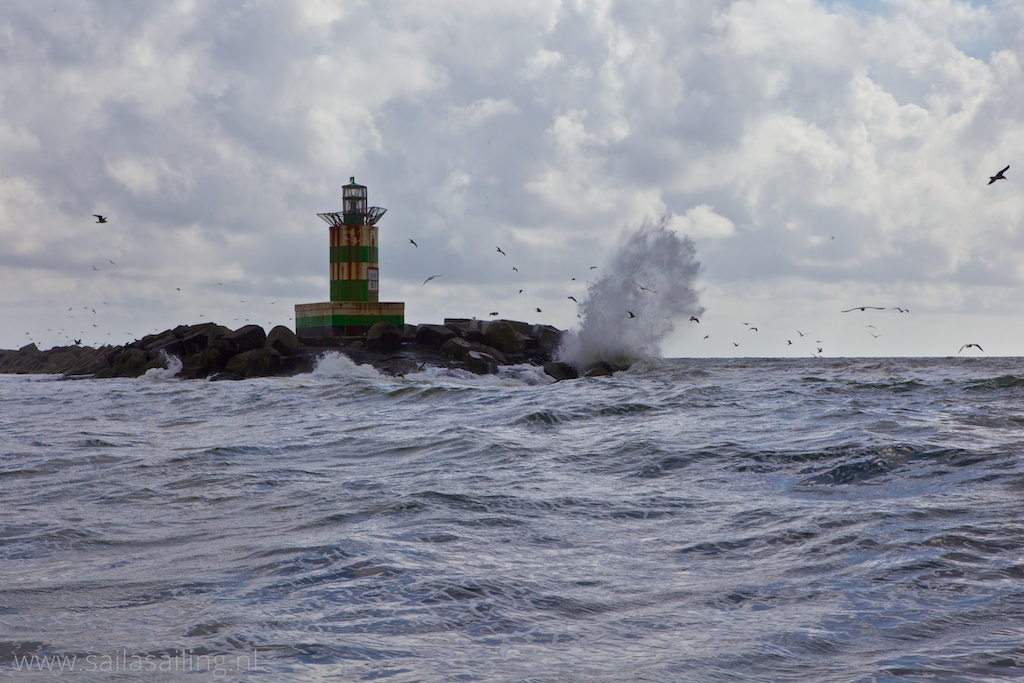 Flinke golven bij aankomst in IJmuiden