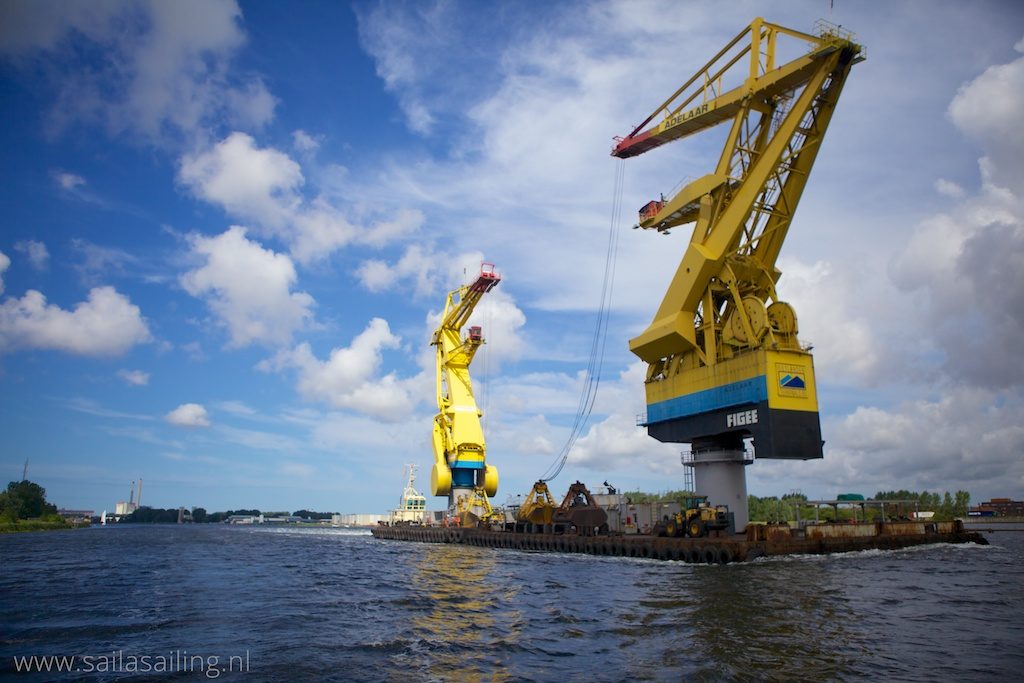 Groot gevaarte op het Noordzeekanaal