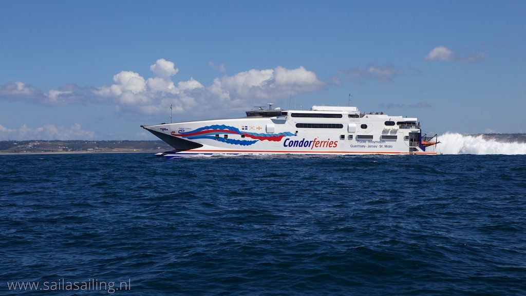 De Condor Ferries die langs komt stuiven